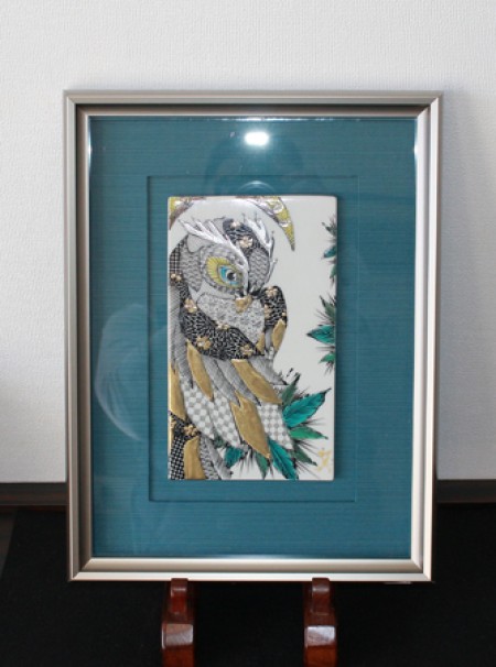 25426　 北村和義　 (線描色絵金彩陶額　「月とフクロウ)　KITAMURA　Kazuyoshi
