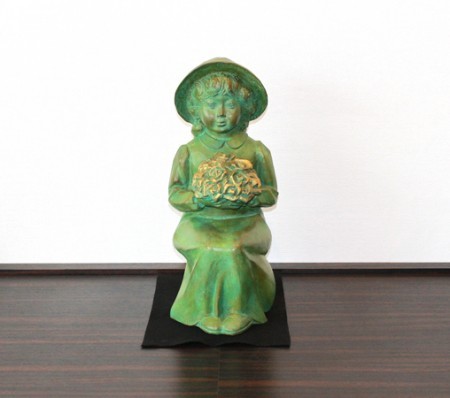 25402　 細野稔人　(ブロンズ彫刻「花束を持つ少女」)　HOSONO　Toshihito