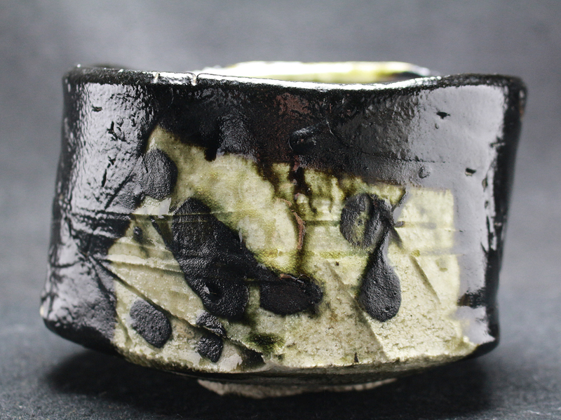 24602 山田和 (黒織部茶碗) YAMADA Kazu | 近代美術工芸のオンライン ...